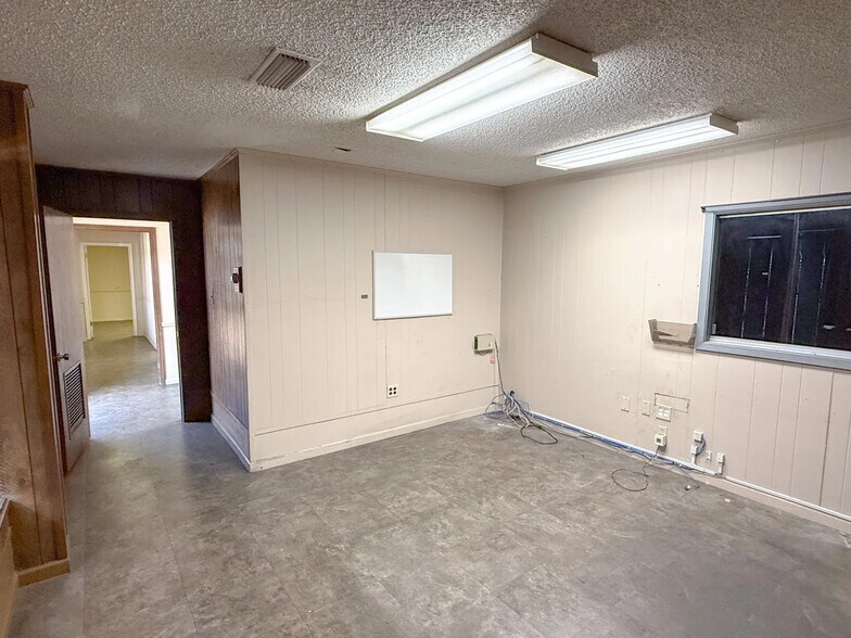 More Photos Of 13327 S Choctaw Dr, Baton Rouge Distribution For Sale