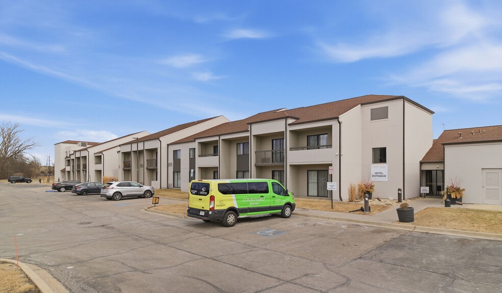 More Photos Of 100 West Algonquin Rd, Arlington Heights Hotel For Sale