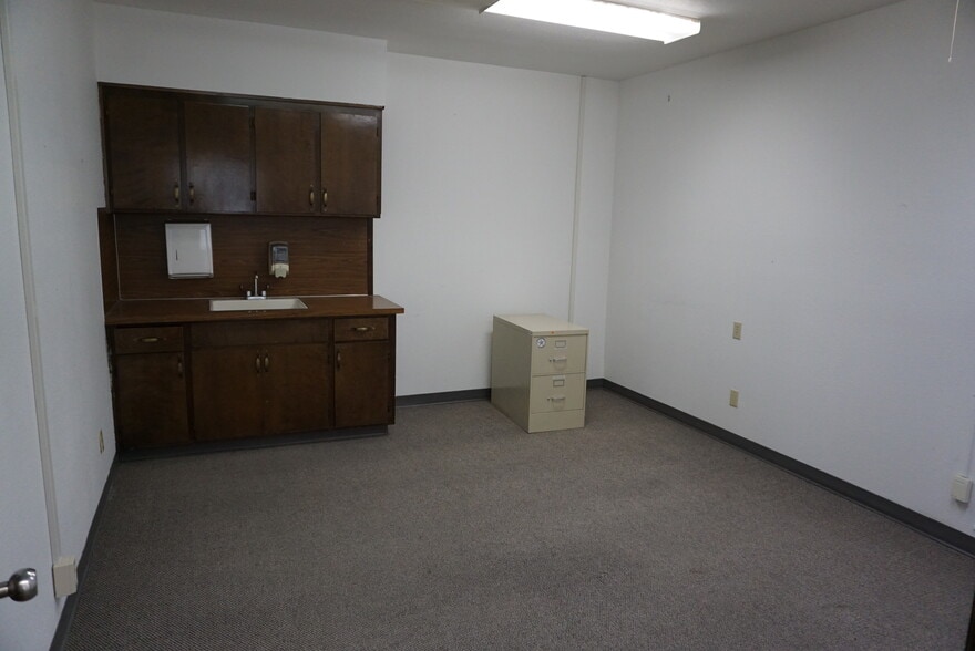 More Photos Of 1109 Meade Ave, Prosser Office For Lease