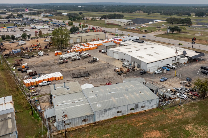 More Photos Of 2105 S Water St, Burnet Auto Repair For Sale