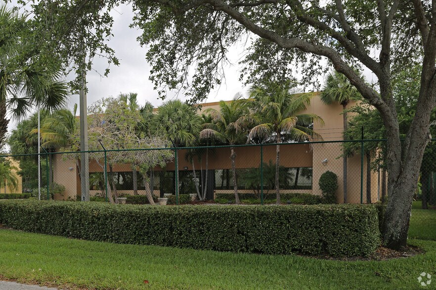 Primary Photo Of 2010 Seabird Way, Riviera Beach Warehouse For Lease