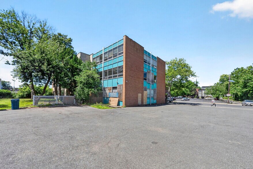 More Photos Of 700 Park Ave, Plainfield Office For Sale