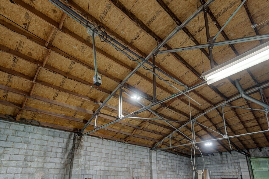 More Photos Of 515 Kings of Leon Ln, Oklahoma City Manufacturing For Sale