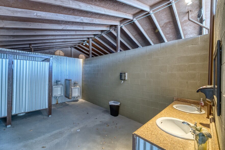 More Photos Of 49 Encino Dr, Concan Convenience Store For Sale