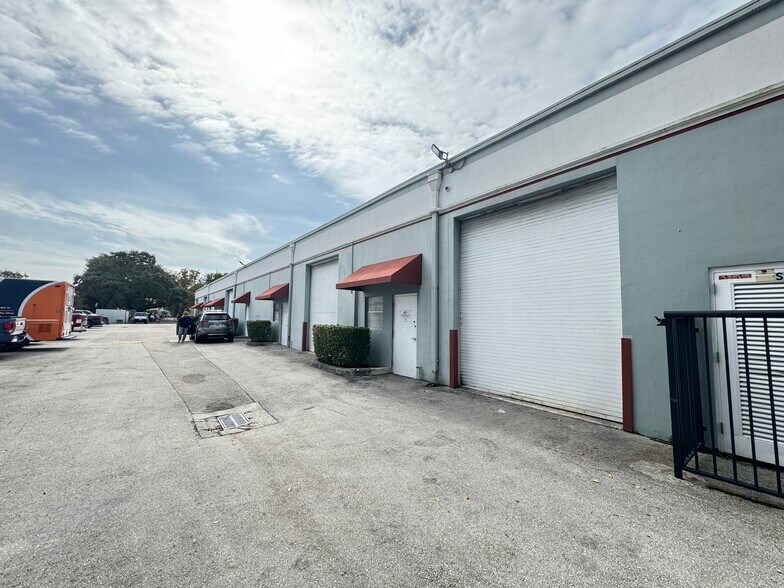 More Photos Of 2870 Stirling Rd, Hollywood Light Distribution For Sale
