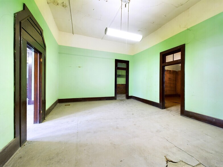 More Photos Of 309 S Ohio Ave, Sedalia Storefront Retail Office For Sale