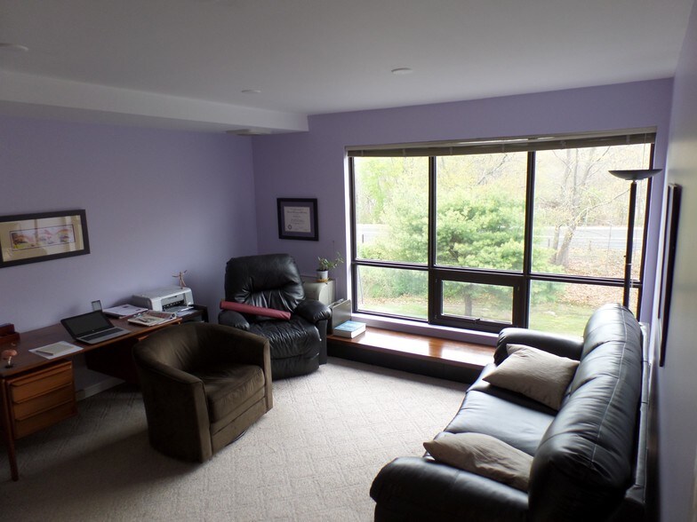 More Photos Of 567 Vauxhall St, Waterford Medical For Sale