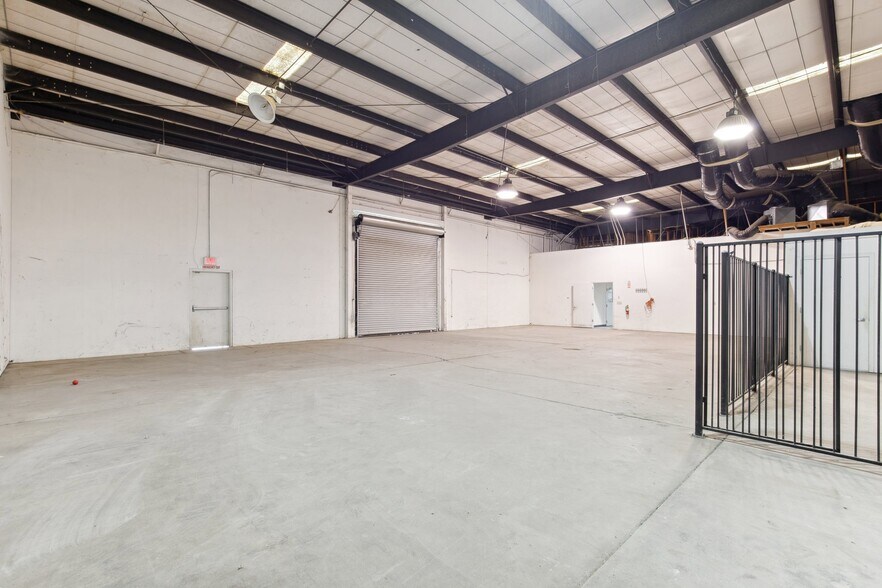 More Photos Of 311 S Pine St, Madera Showroom For Lease