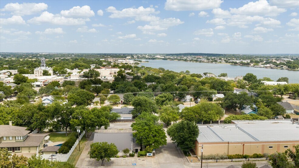 More Photos Of 310 W Bluff St, Granbury Office For Sale