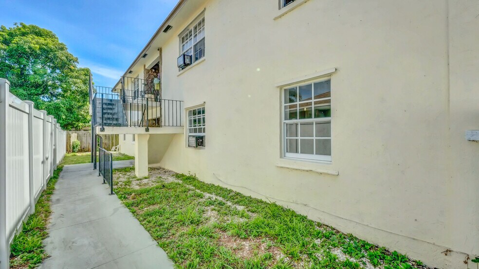 More Photos Of 715 Washington Ave, Lake Worth Apartments For Sale