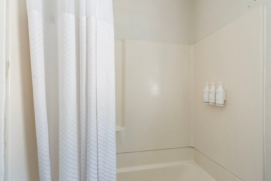 More Photos Of 430 E Route 66, Williams Hotel For Sale