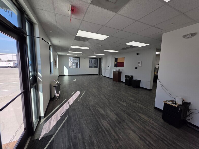 More Photos Of 17620 Eastex Fwy, Humble Industrial For Sale