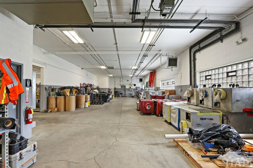 More Photos Of 1350 Chase St, Algonquin Manufacturing For Sale