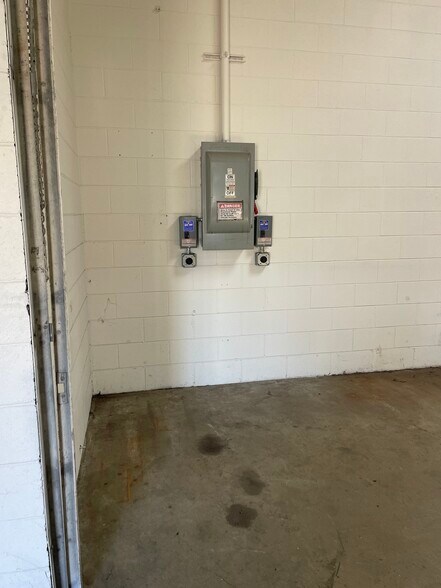 More Photos Of 1250 Commercial Ave, Oxnard Warehouse For Lease