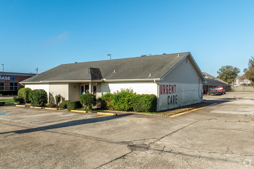 More Photos Of 2100 Highway 365, Nederland Medical For Sale