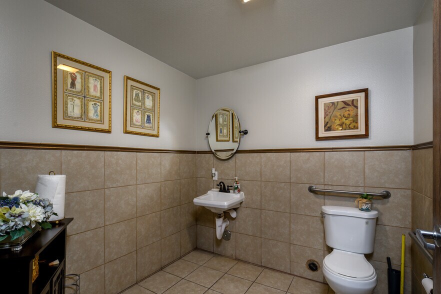 More Photos Of 16346-16348 Whittier Blvd, Whittier General Retail For Lease