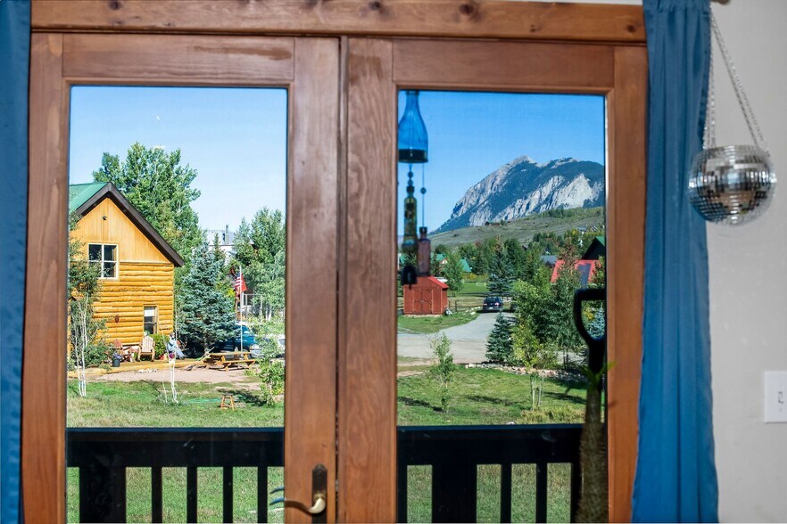 More Photos Of 81 Gillaspey Ave, Crested Butte General Retail For Sale