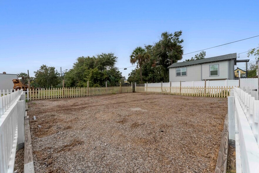 More Photos Of 1352 N Main St, Jacksonville Auto Dealership For Lease