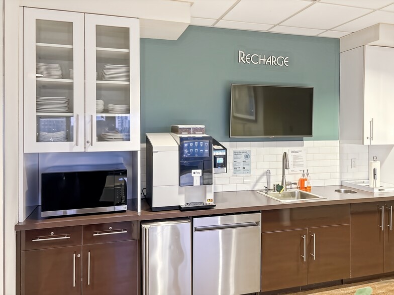 More Photos Of 118-35 Queens Blvd, Forest Hills Coworking Space