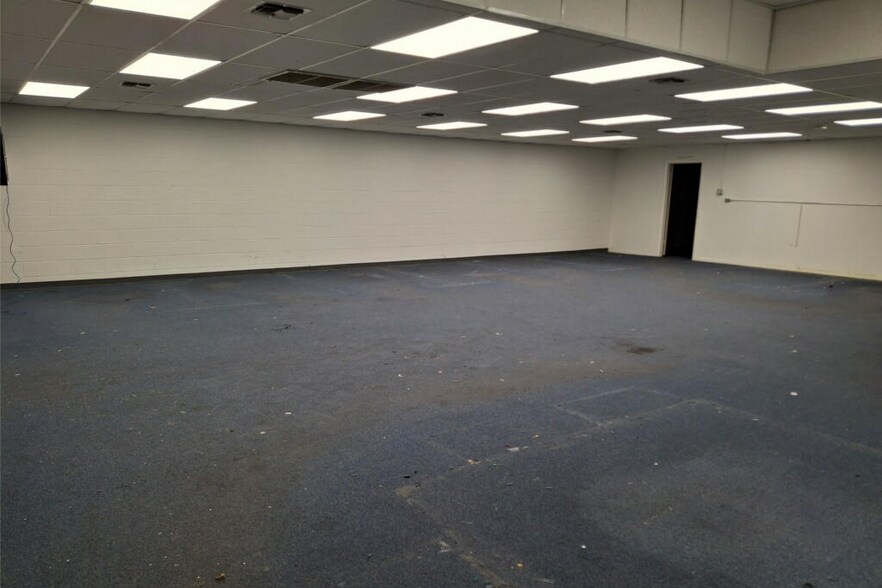 More Photos Of 12106-12108 Radium St, San Antonio Light Manufacturing For Lease