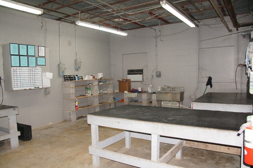 More Photos Of 1301 East Ave, Carrizo Springs Warehouse For Lease