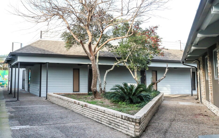 More Photos Of 2015 E Riverside Dr, Austin Unknown For Lease