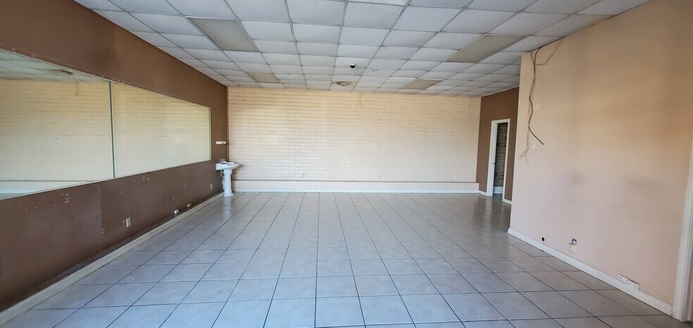 More Photos Of 2115 61st St, Galveston Storefront Retail Office For Lease