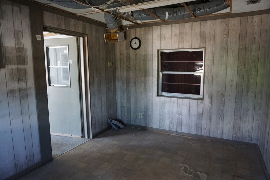 More Photos Of 870 Buttonwood Dr, Fort Myers Beach Distribution For Sale
