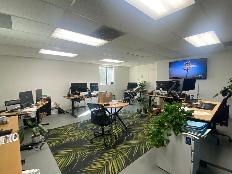 More Photos Of 13915-13917 Saticoy St, Van Nuys Warehouse For Lease