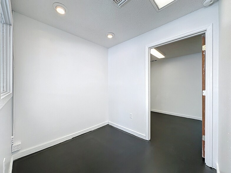 More Photos Of 2017 W Main St, Leesburg Office For Lease