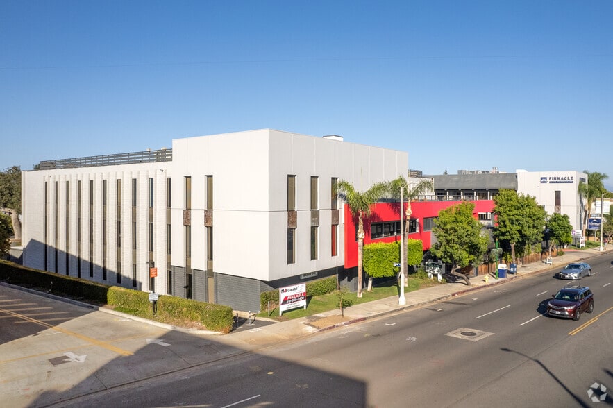 More Photos Of 17337 Ventura Blvd, Encino Office For Lease