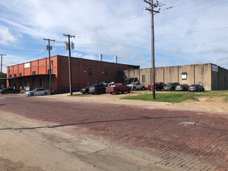 More Photos Of 310 S 9th St, Corsicana Manufacturing For Sale