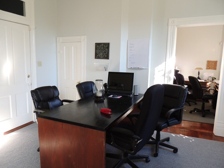 More Photos Of 122 Lewis St, San Antonio Office For Sale