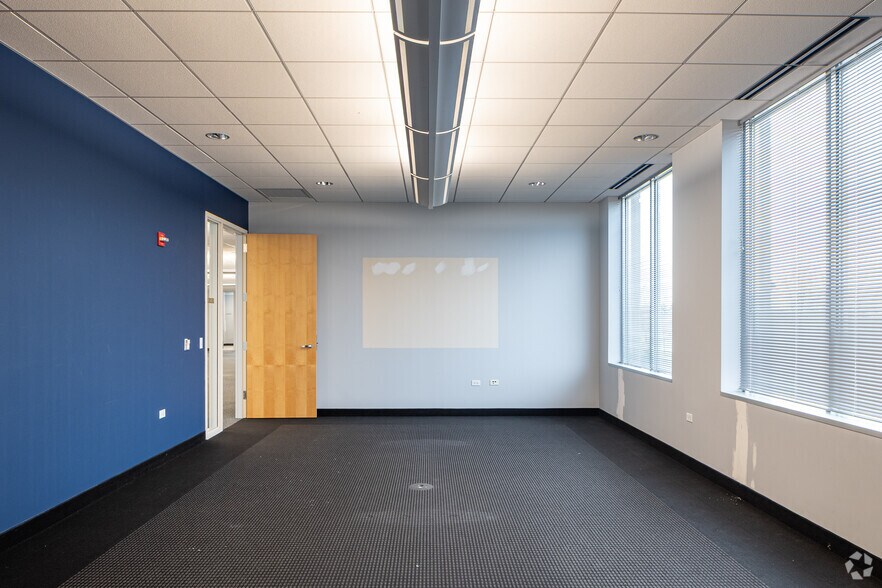 More Photos Of 2601 Patriot Blvd, Glenview Office For Lease