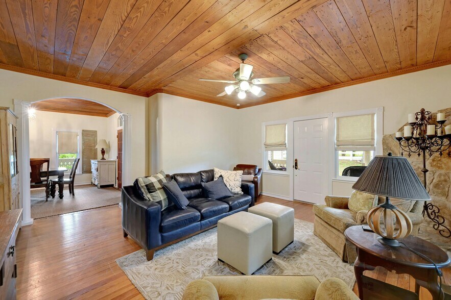 More Photos Of 23351 Ranch to Market 150 rd, Driftwood Specialty For Sale