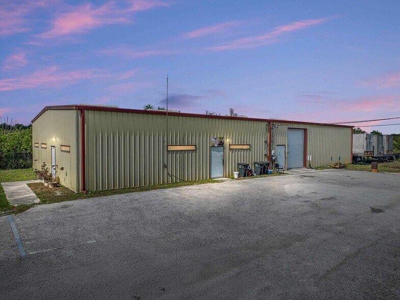 More Photos Of 2404 Longhorn Ave, Lakeland Manufacturing For Sale
