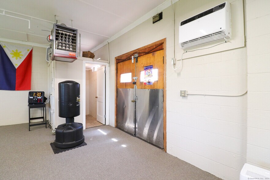 More Photos Of 50 Saint Johns St, Middletown Freestanding For Lease