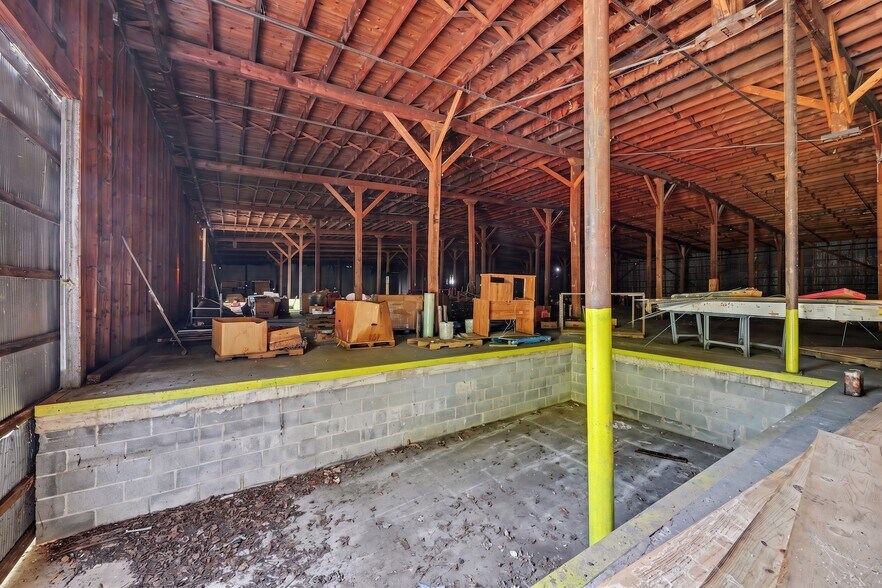 More Photos Of 237 Loretta St, Greeneville Industrial For Sale