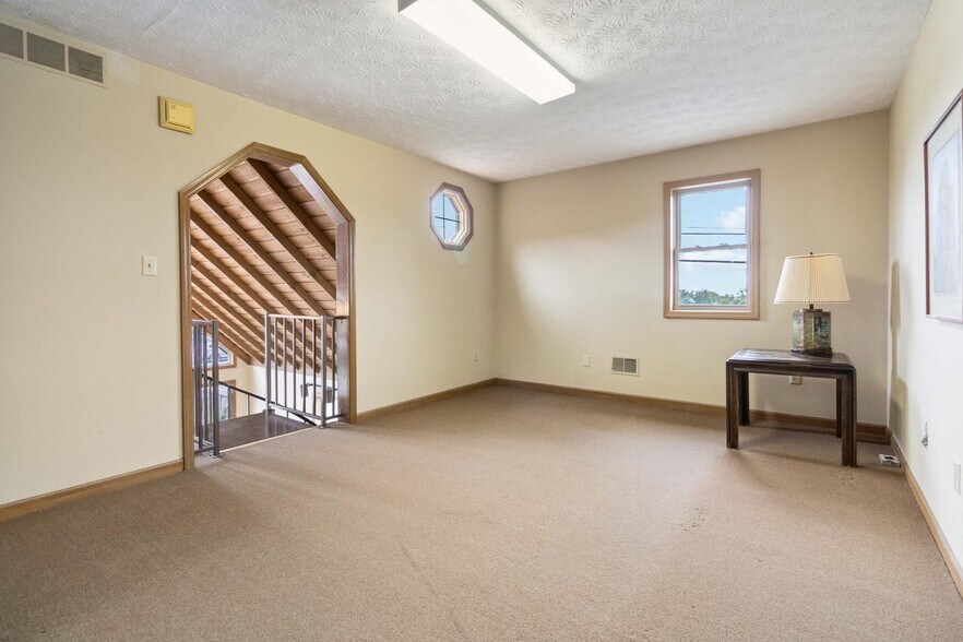 More Photos Of 1509 1/2 Lexington Rd, Richmond Office Residential For Lease