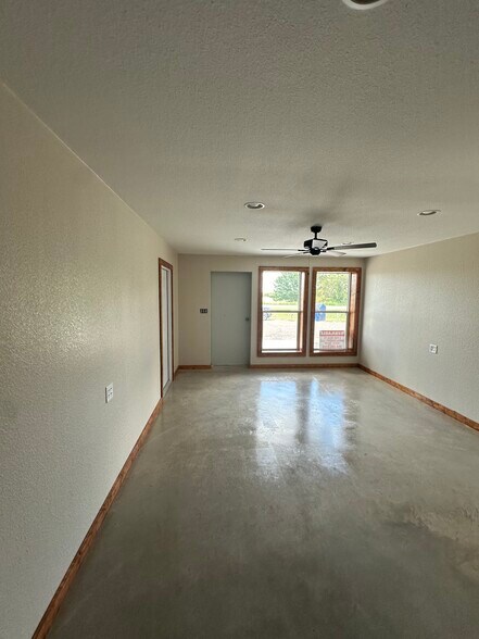 More Photos Of 4072 Old Lorena Rd, Lorena Light Manufacturing For Lease