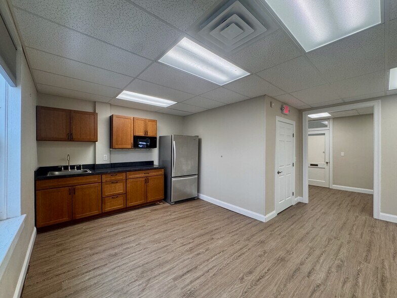 More Photos Of 38 Elm St, Westfield Storefront Retail Office For Lease
