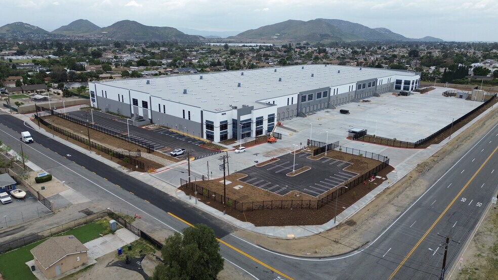 More Photos Of 19275 Slover Ave, Bloomington Warehouse For Lease