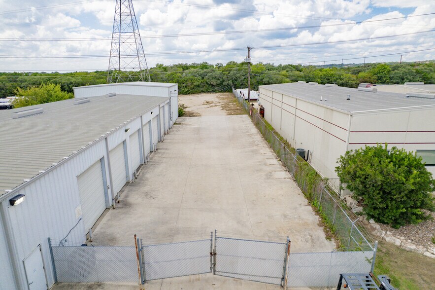 More Photos Of 13403 Western Oak Dr, Helotes Warehouse For Lease