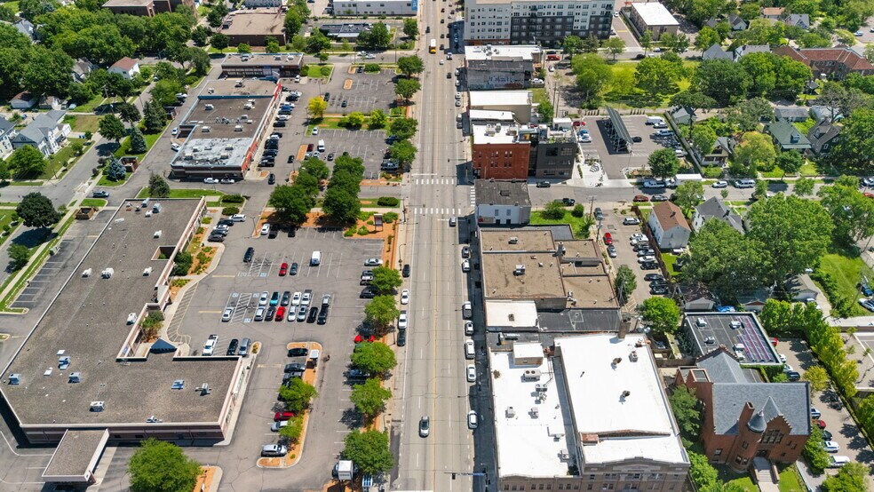 More Photos Of 1005 W Broadway Ave, Minneapolis Storefront For Sale