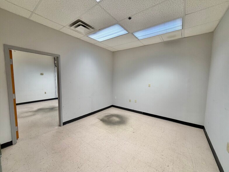 More Photos Of 1470 E Weisgarber Rd, Knoxville Light Distribution For Lease