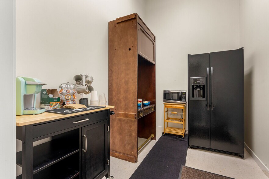 More Photos Of 222 Pearl St, New Albany Office Residential For Sale