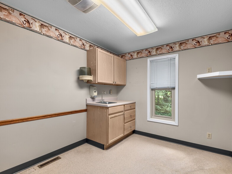 More Photos Of 1001 Greenville Hwy, Hendersonville Medical For Lease