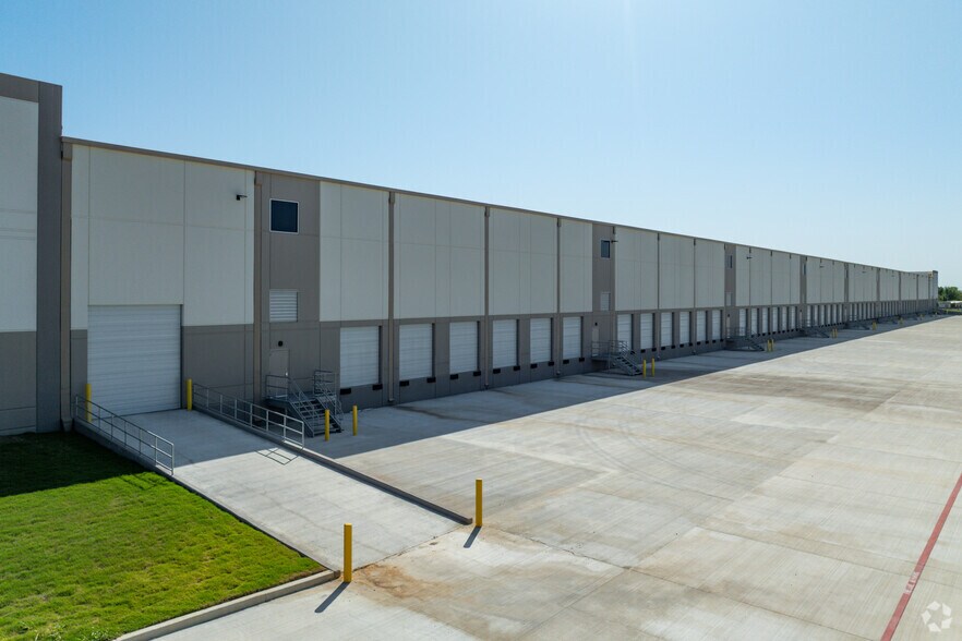 More Photos Of 2609 Goodwin Ln, New Braunfels Distribution For Sale