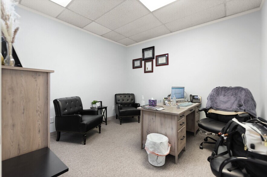 More Photos Of 725 S Main St, London Medical For Sale