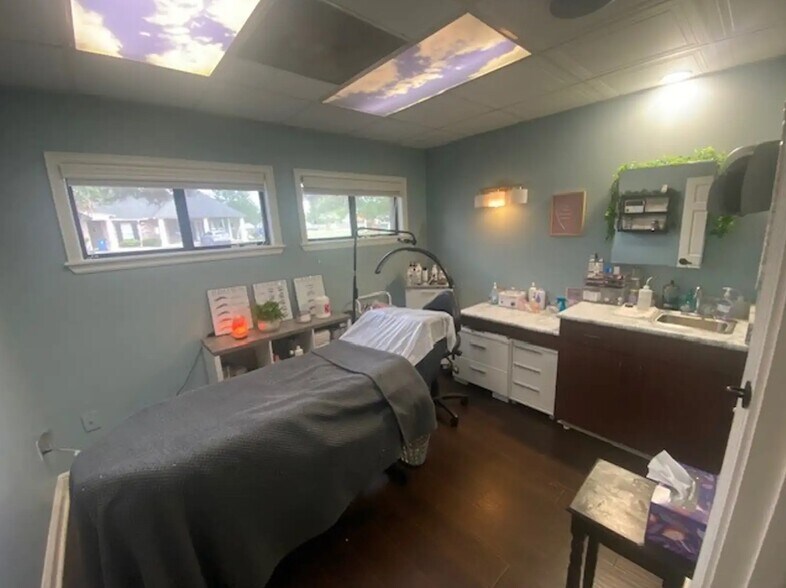 More Photos Of 10621 N Oak Hills Pky, Baton Rouge Medical For Sale